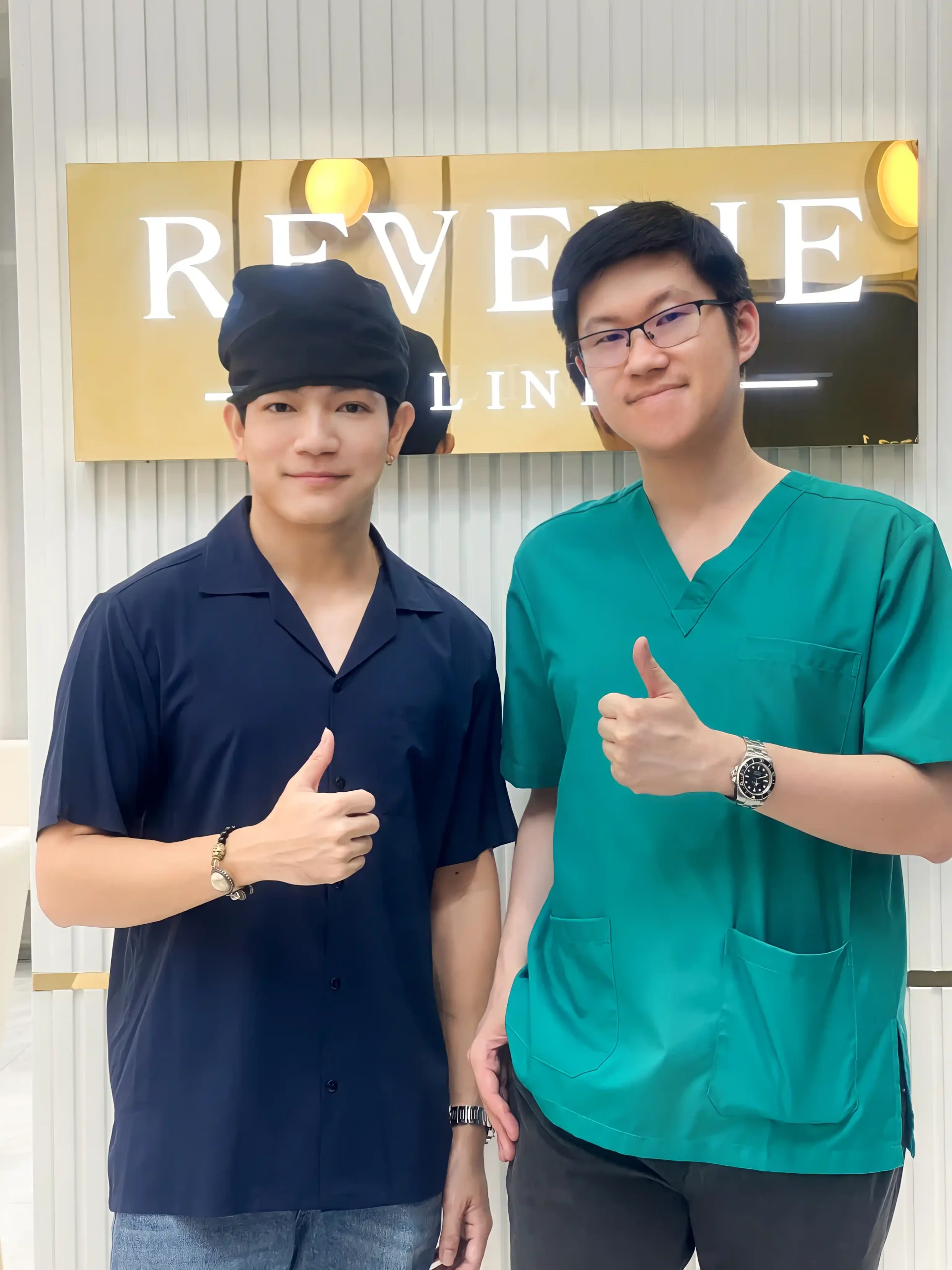 คุณหมอและคนไข้ถ่ายภาพร่วมกันที่คลินิก
